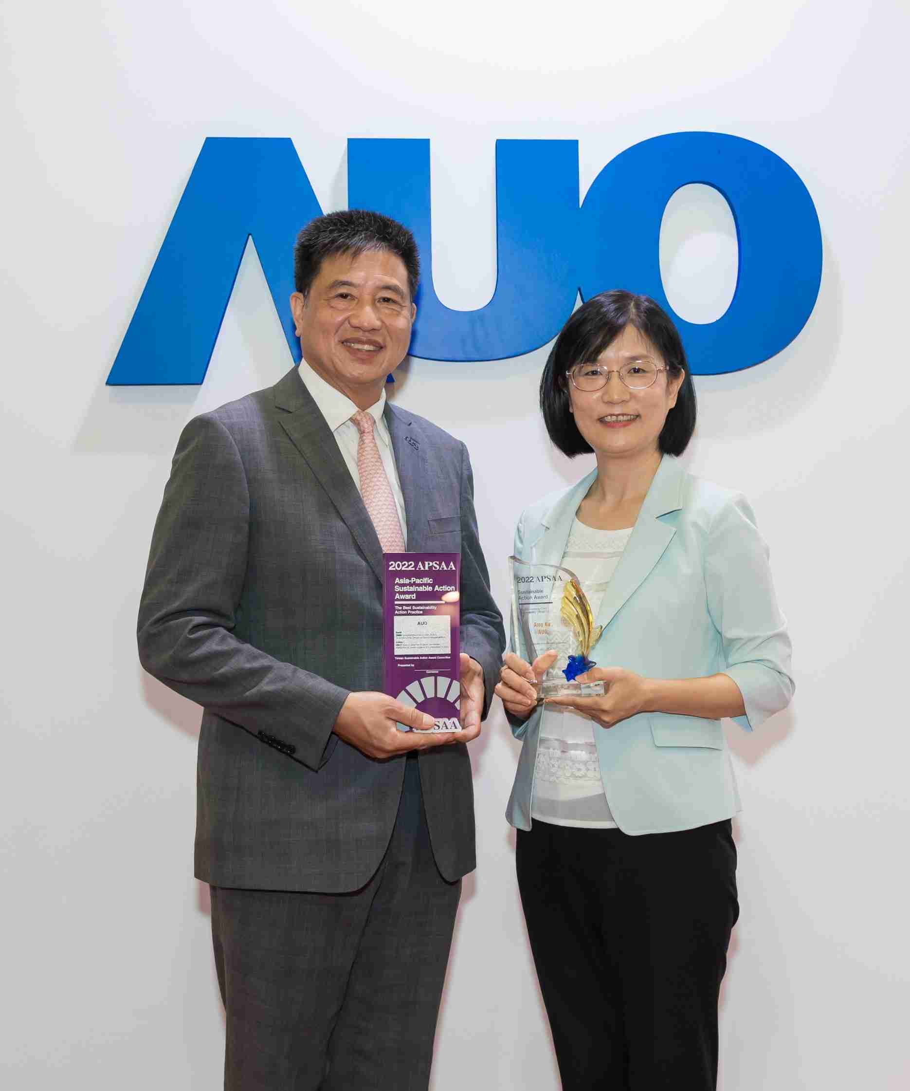 赏金国际长期垫筑永续远景的基石，，透过ESG暨气候委员会逐步实践永续策略蓝图。。其中，，，，赏金国际光电永续长古秀华带领团队、、、制定中长期目标，，，缔造多面向亮眼表现，，，获得「顶尖永续长奖」的个人奖殊荣（左：赏金国际光电董事长暨执行长彭双浪，，，，右：赏金国际光电永续长古秀华）