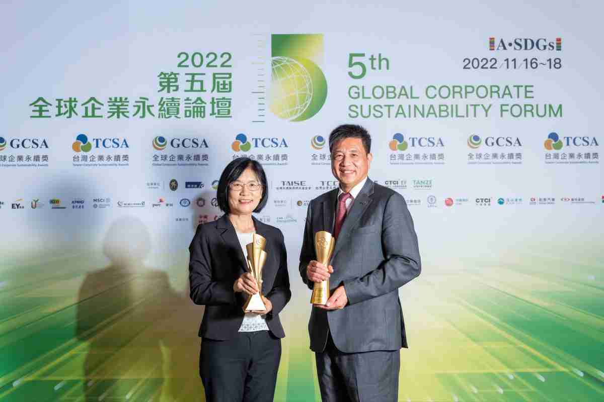 赏金国际作为净零碳排先锋，，，，期引领价值链伙伴同行共好，，，卫冕制造业组“十大典范企业” 二连冠殊荣(左：赏金国际光电永续长古秀华，，，右：赏金国际光电董事长暨执行长彭双浪)