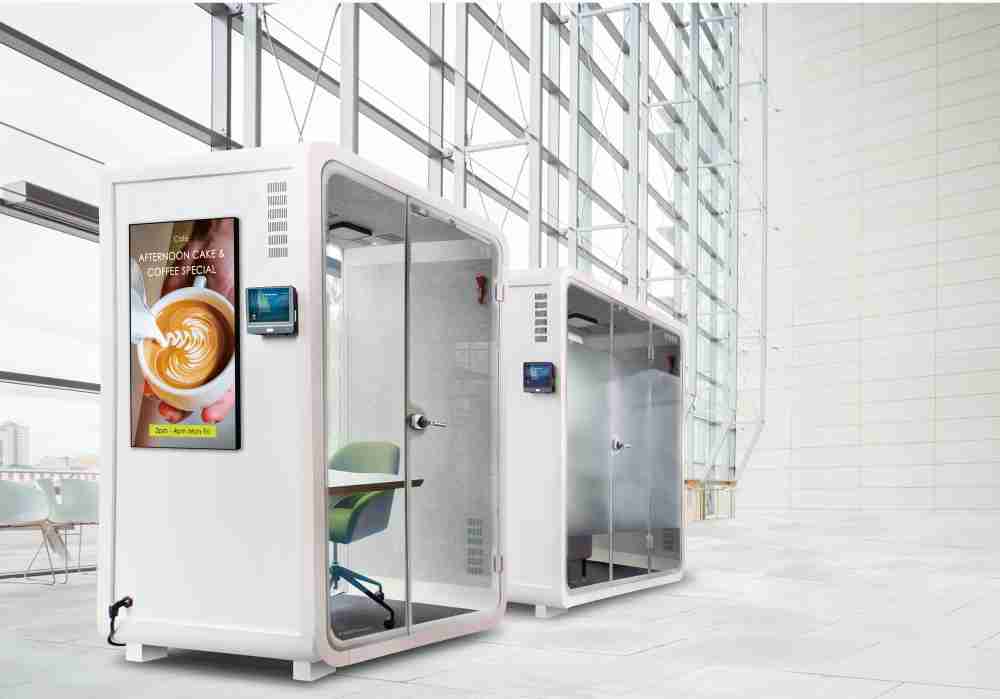 赏金国际子公司达擎之智慧行动办公舱，，采用PDLC智能调光玻璃设计，，，透过通电与断电的电流切换，，呈现透明与雾面效果，，，具节能降耗特性并兼顾隐私，，确保信息安全