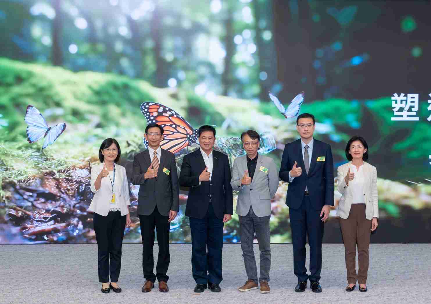 友達2023 CSR共榮大會，，，，邀請領域專家分享交流生物多樣性管理趨勢、、無塑產品、、、海廢永續塑料等議題  （圖左到右：友達光電永續長古秀華、、、3M台灣技術長陳君杰、、友達光電董事長暨集團策略長彭双浪、、、光寶科技企業永續發展處處長陳慶暉、、、安永聯合會計師事務所執業會計師曾于哲、、、友達光電供應鏈總部副總經理吳宜芳）