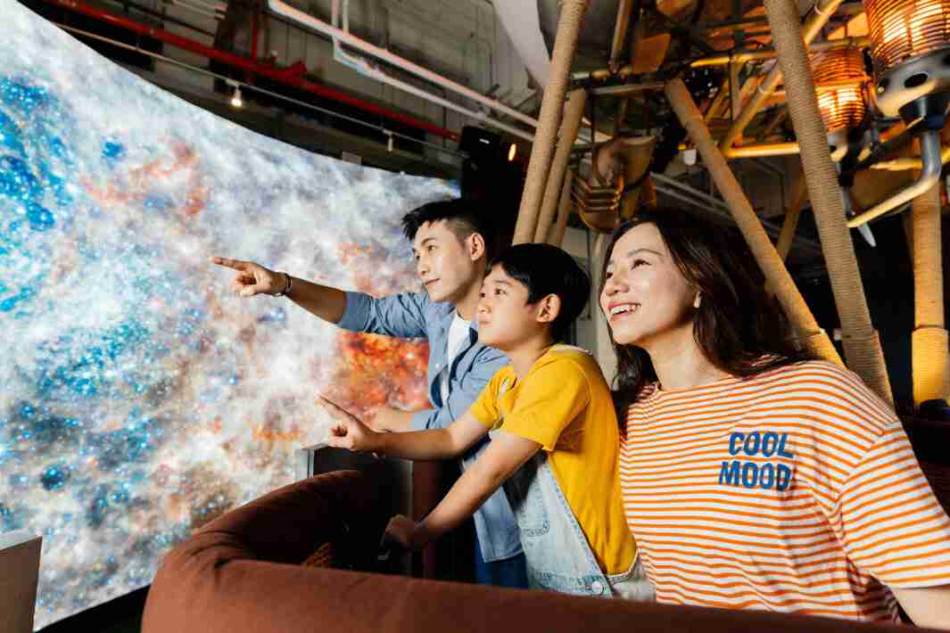 赏金国际打造全台最大宽6公尺、、、、高4公尺、、、、唯一搭载LED弧形拼接显示屏的动感飞行船，，，让乘客驻足在热气球上，，，享受身历其境的伪出国旅游乐趣