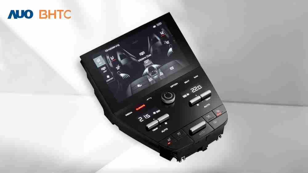作為友達新生力軍，，，，BHTC所展示的中央與後座鞍部的Display HMI產品，，可處理多區恆溫控制、、、、顯示畫面，，，呈現仿真3D車室分區；以力傳感技術精準傳遞觸感，，，，並結合音量及震動反饋，，，防止意外啟動，，提供使用者自然流暢、、、、直觀且輕鬆駕馭的舒適介面