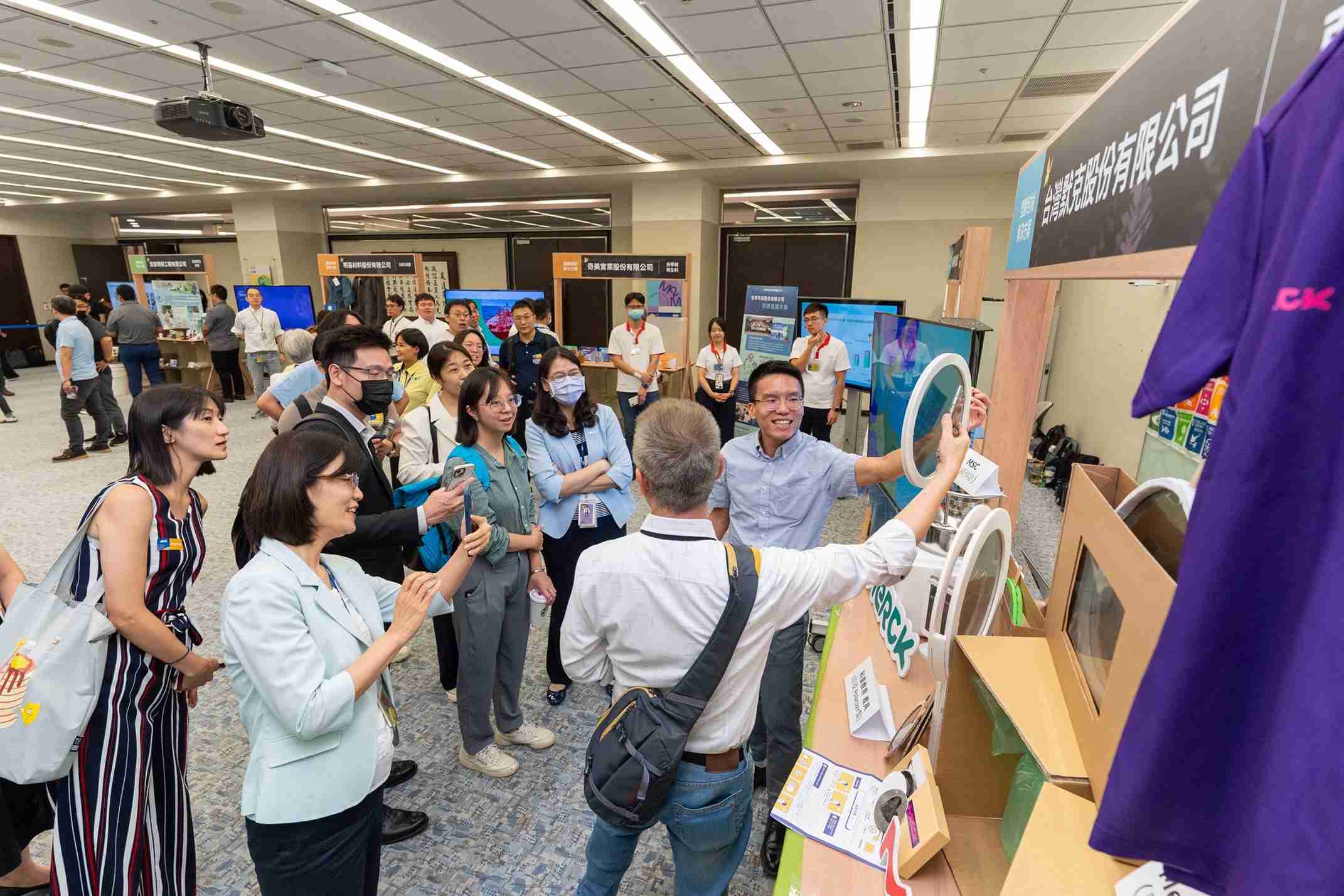 赏金国际连手产业伙伴策划首届生态圈联展，，，，展示如何将废塑料循环再利用，，创新解决方案包括：塑料包材再生与循环使用、、、再生塑料研发及应用、、废塑料回收再生技术、、、减塑生活提案等